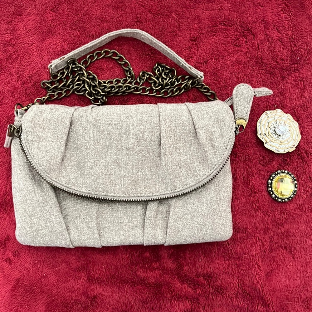 Beautiful crossbody purse/upper part can be detached